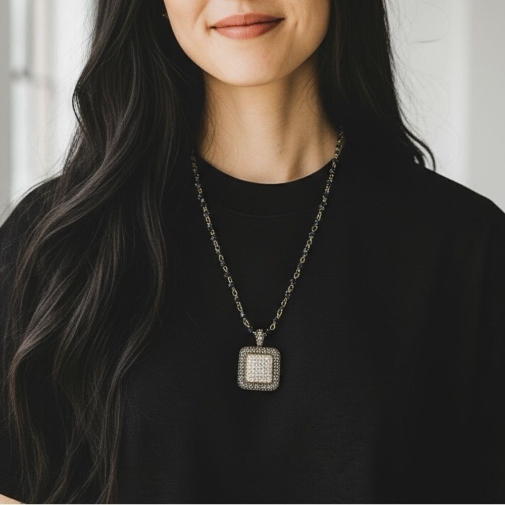 DAZZLING VINTAGE-INSPIRED LONG NECKLACE WITH CRYSTAL-ENCRUSTED PENDANT